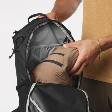 Salomon Trailblazer 30 durable YKK zippers and PFC-free fabric.