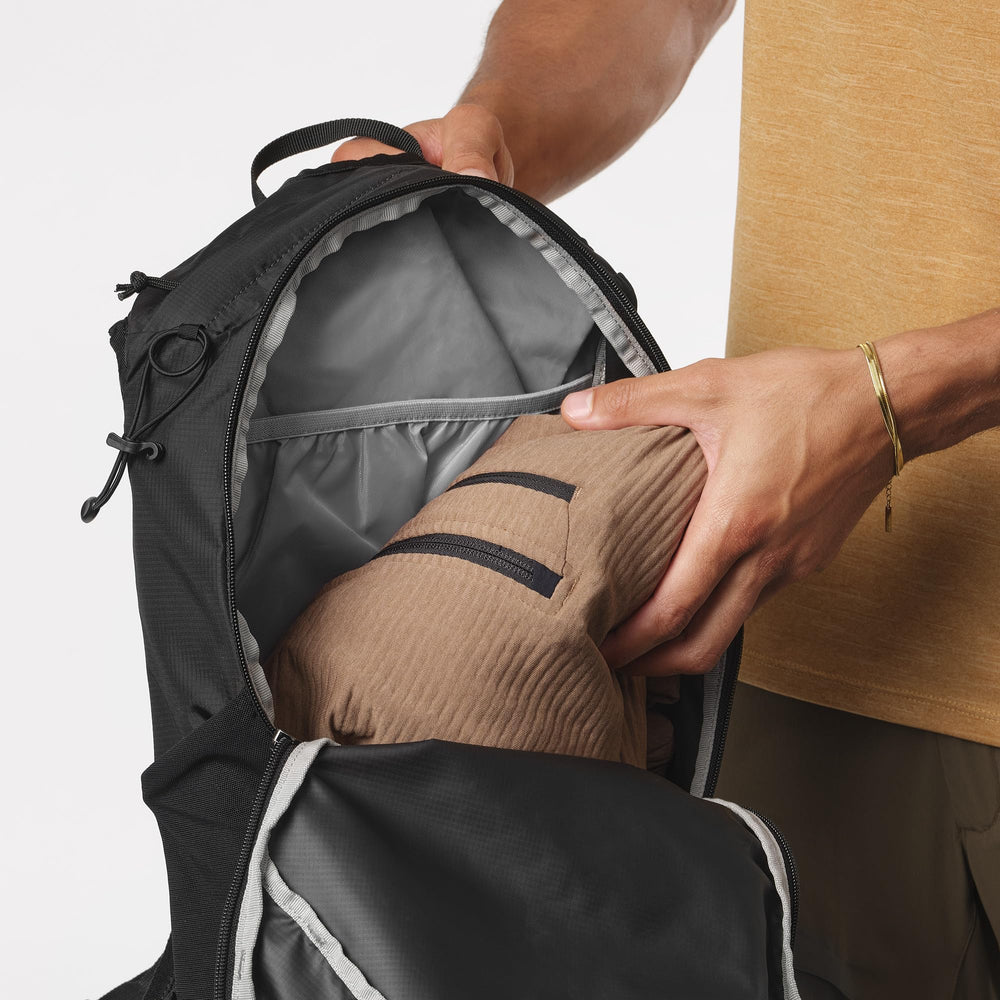 Salomon Trailblazer 30 durable YKK zippers and PFC-free fabric.