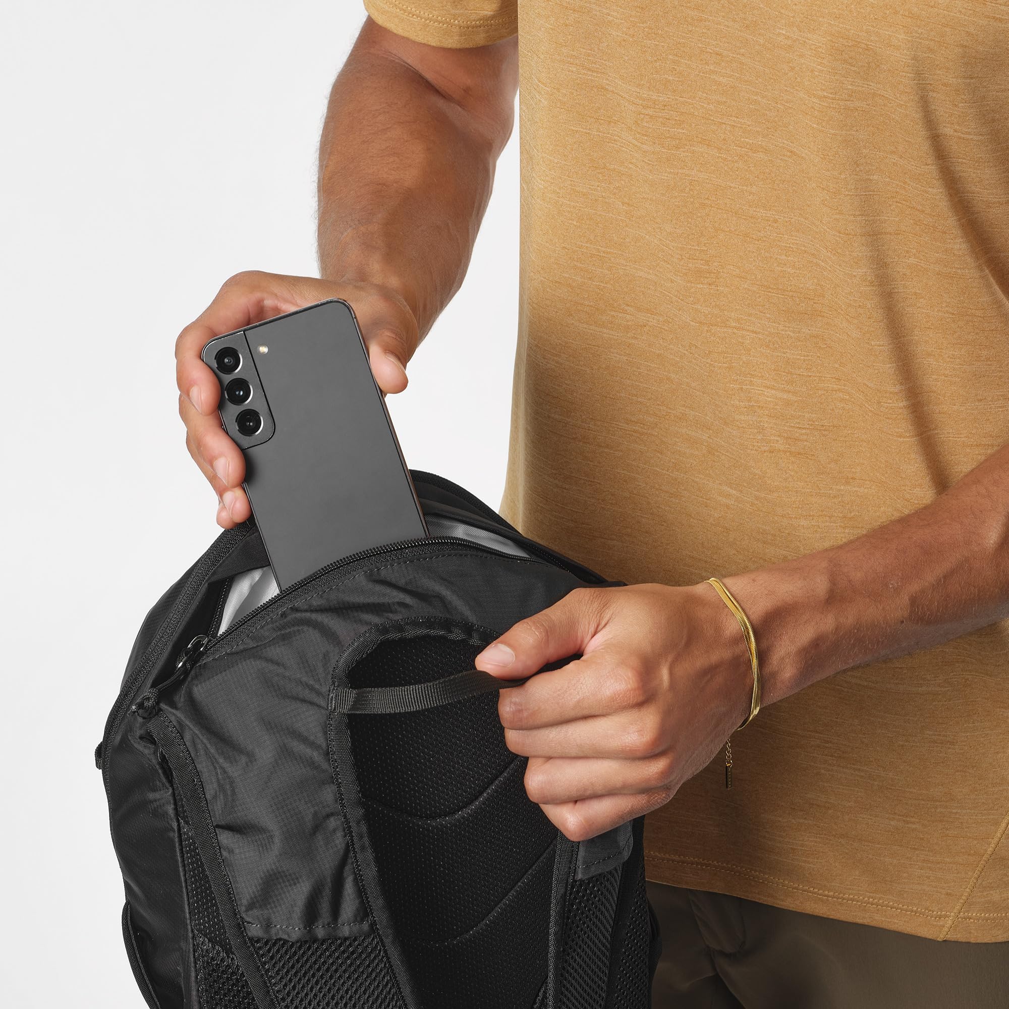Salomon Trailblazer 30 hydration slot keeps water handy on the trail.