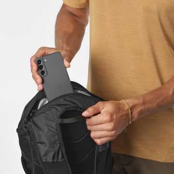 Salomon Trailblazer 30 hydration slot keeps water handy on the trail.