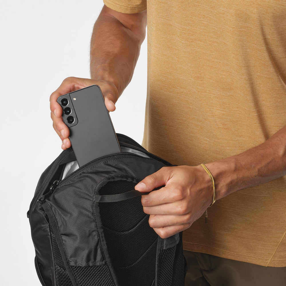 Salomon Trailblazer 30 hydration slot keeps water handy on the trail.