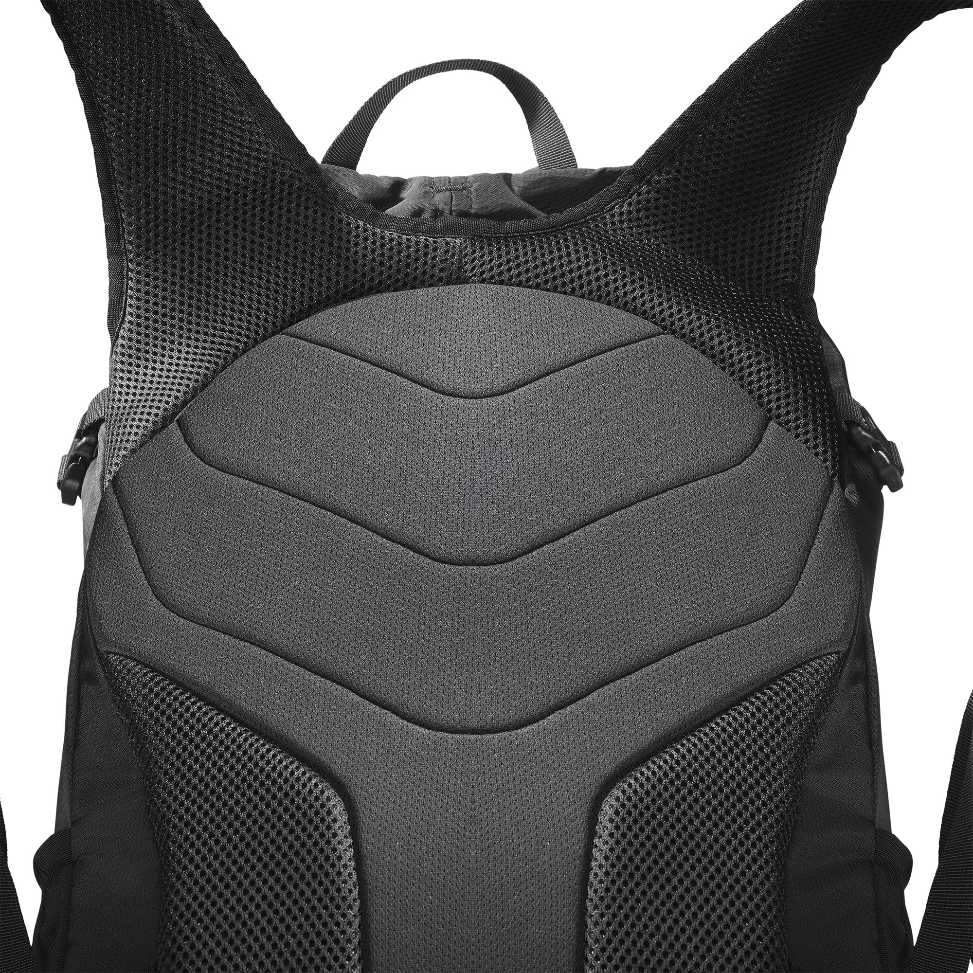 Salomon Trailblazer 30 shoulder straps designed for light, secure stability.