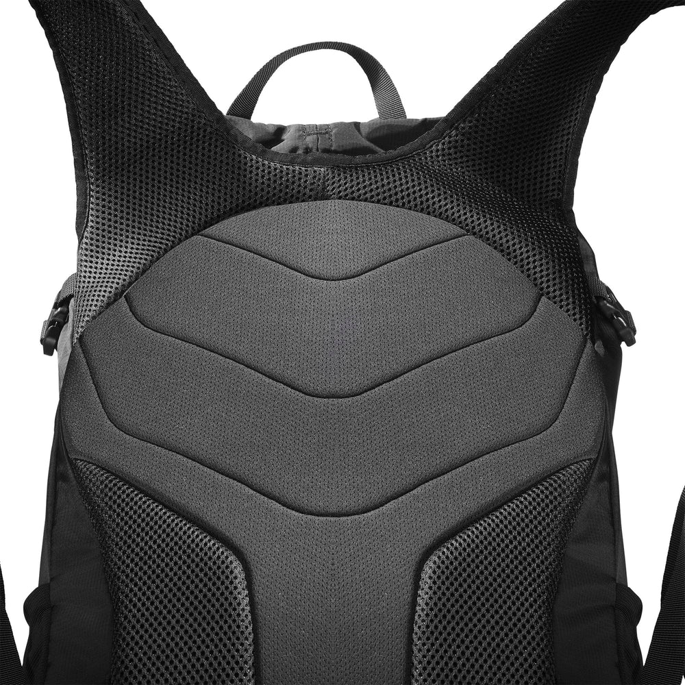 Salomon Trailblazer 30 shoulder straps designed for light, secure stability.