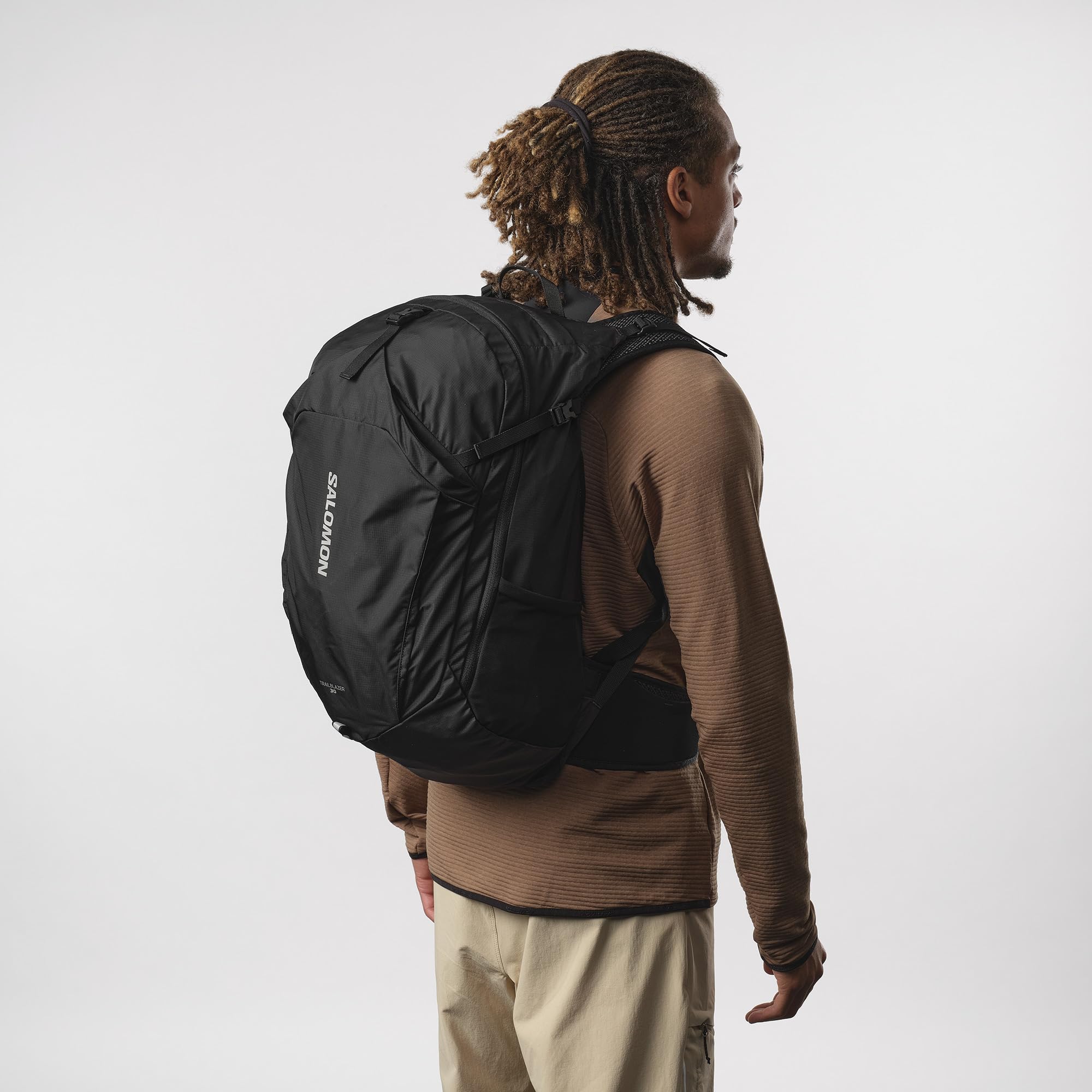 Salomon Trailblazer 30 top pocket with key holder for quick access.