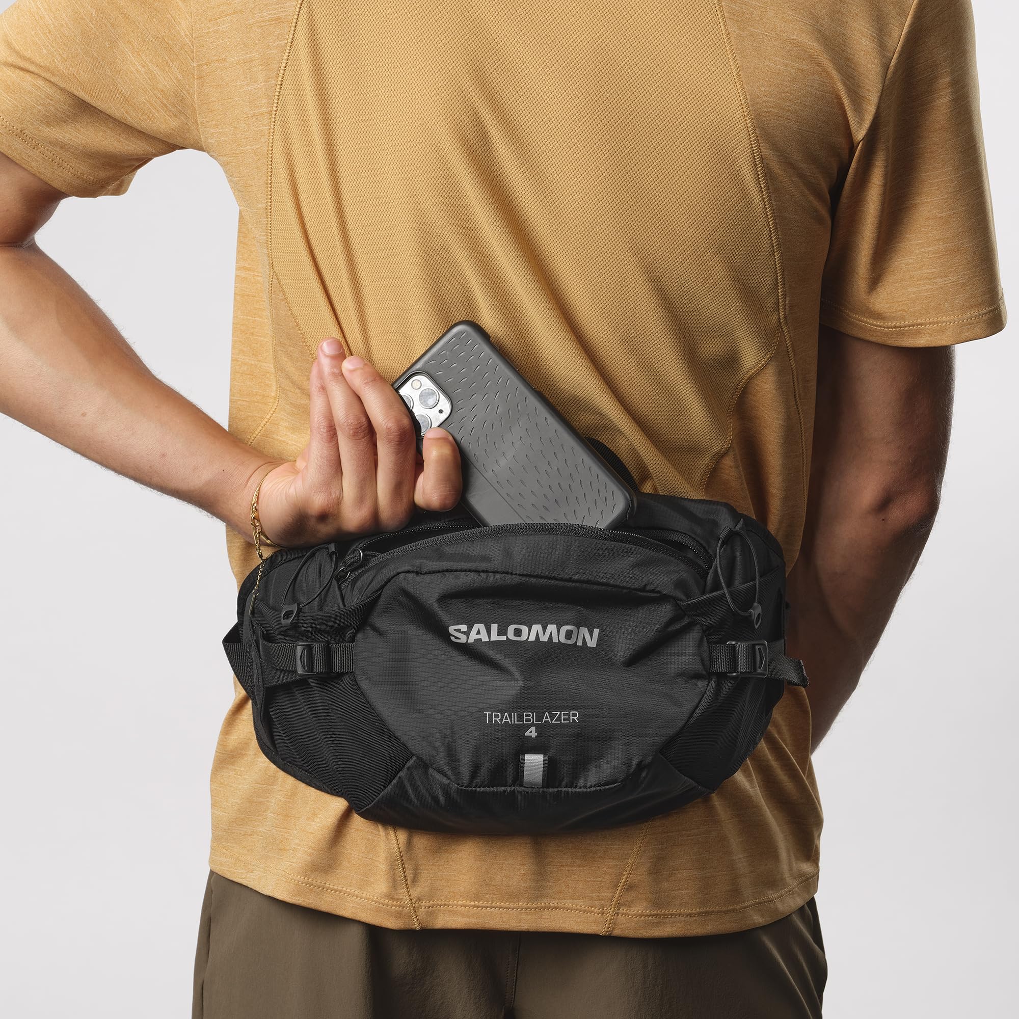 Salomon Trailblazer Belt worn on the hip during outdoor activity