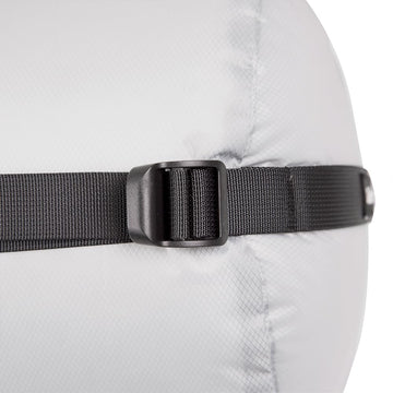 Sanmum 70D compression sack tested in rain shows water-repellent protection.