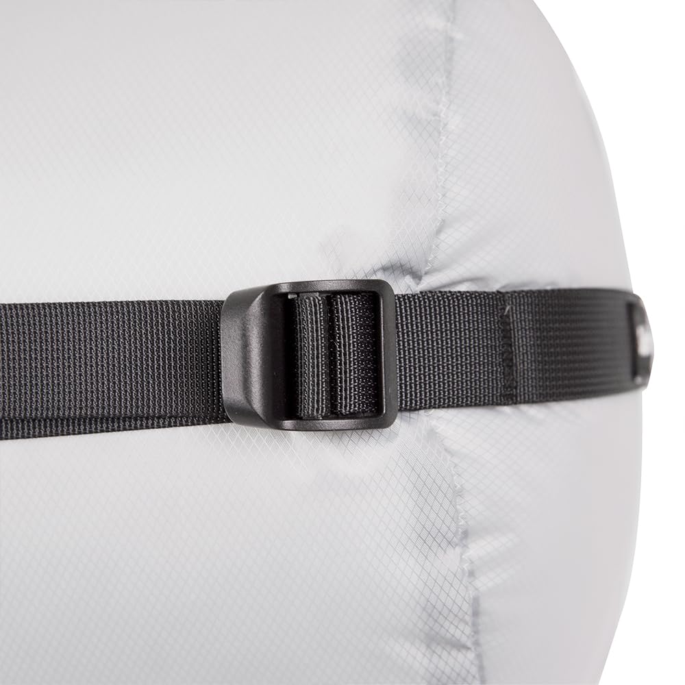 Sanmum 70D compression sack tested in rain shows water-repellent protection.