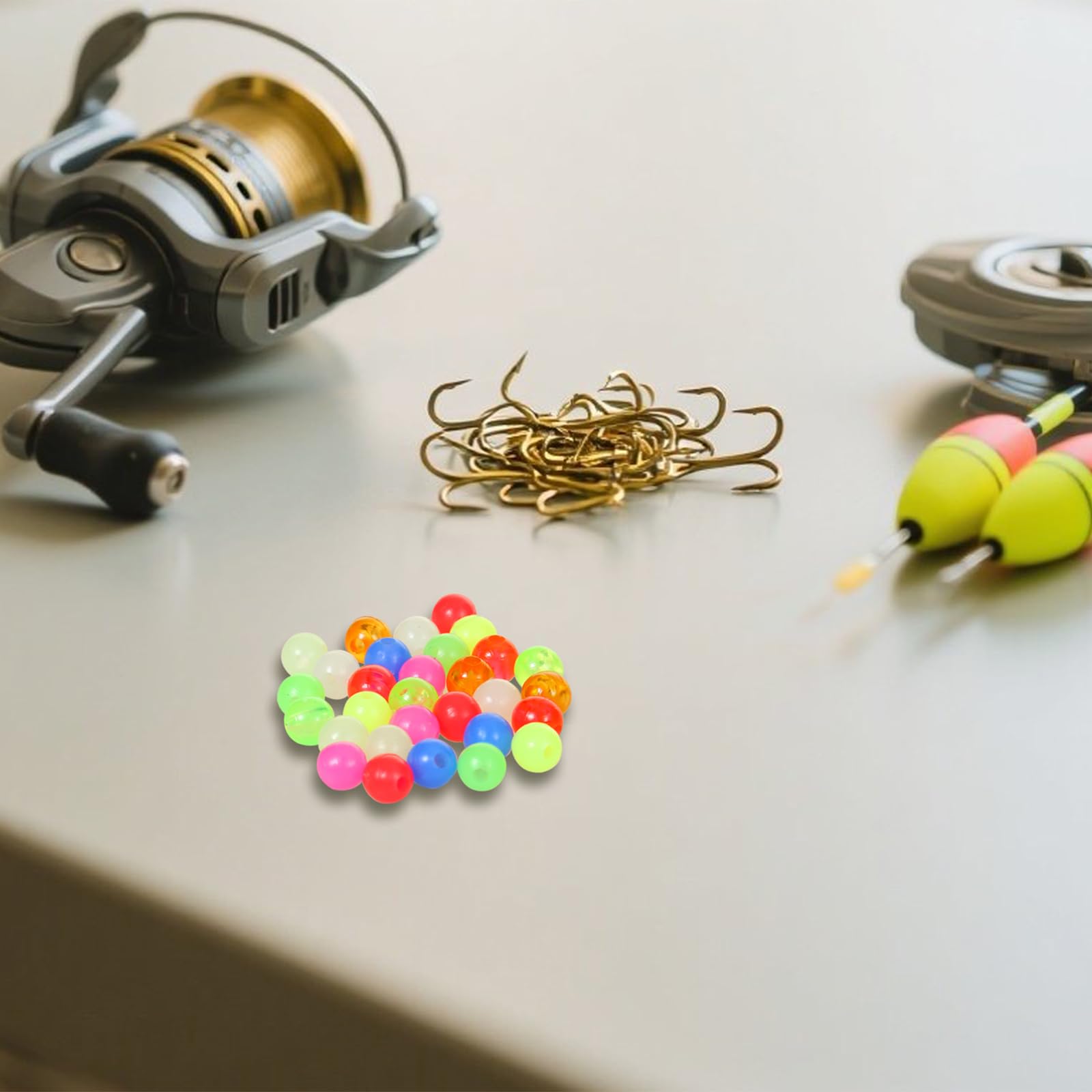 Fishing rig with glow beads to track movement and prevent tangles