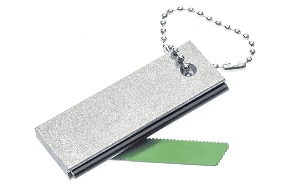 SE FS374 waterproof case keeps magnesium dry and ready in rain