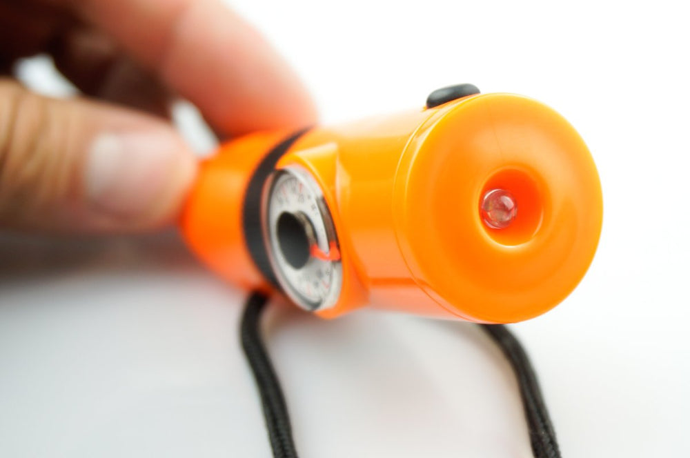 SE 7-IN-1 Survival Whistle thermometer shows Fahrenheit and Celsius.