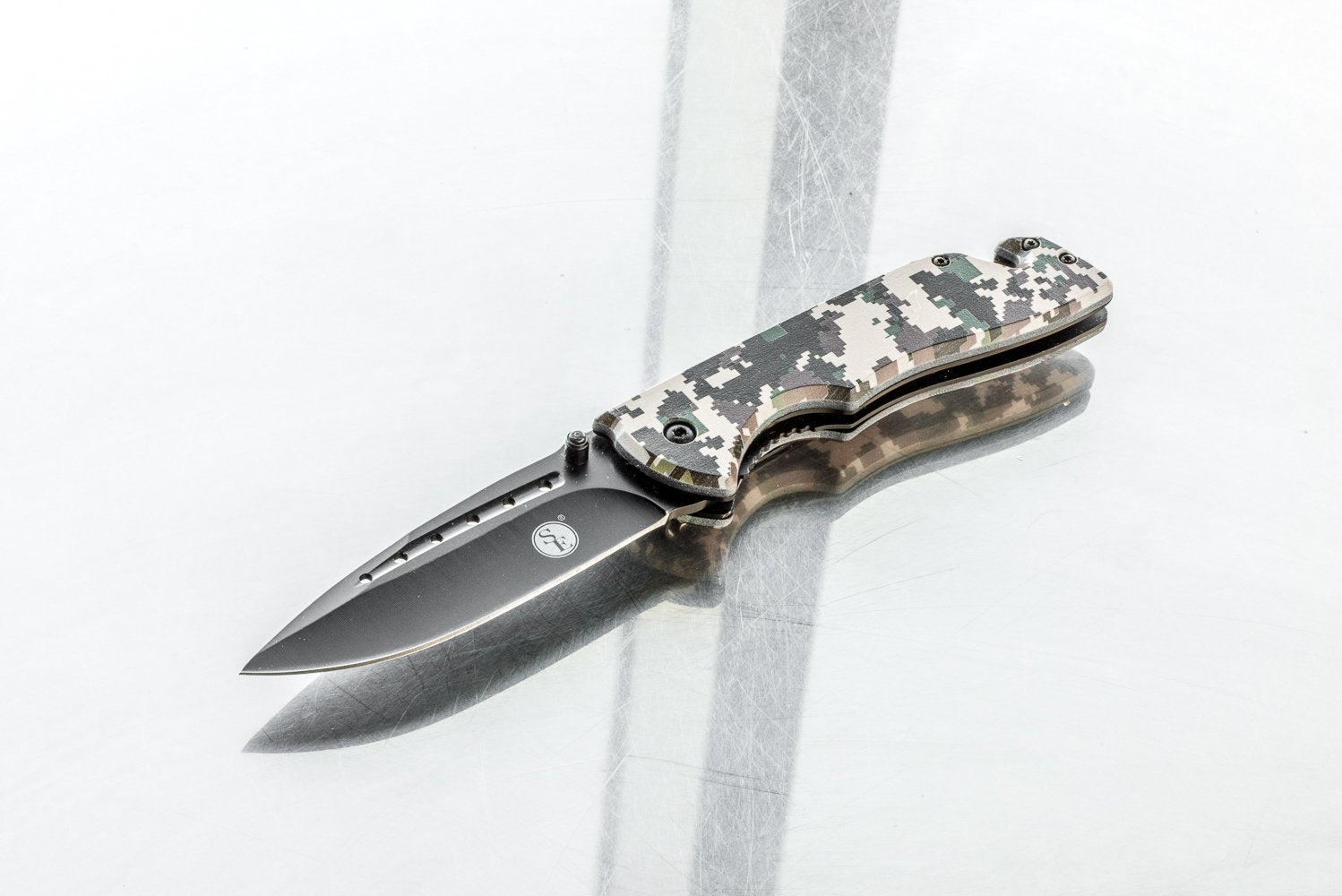 SE Drop Point Desert Digital Camo handle pattern showing grip in varied conditions