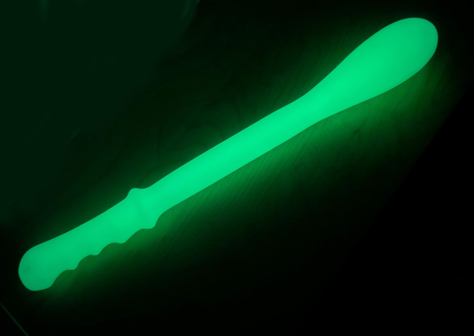 SE Thumper bat features a wrist-hole for secure handling.