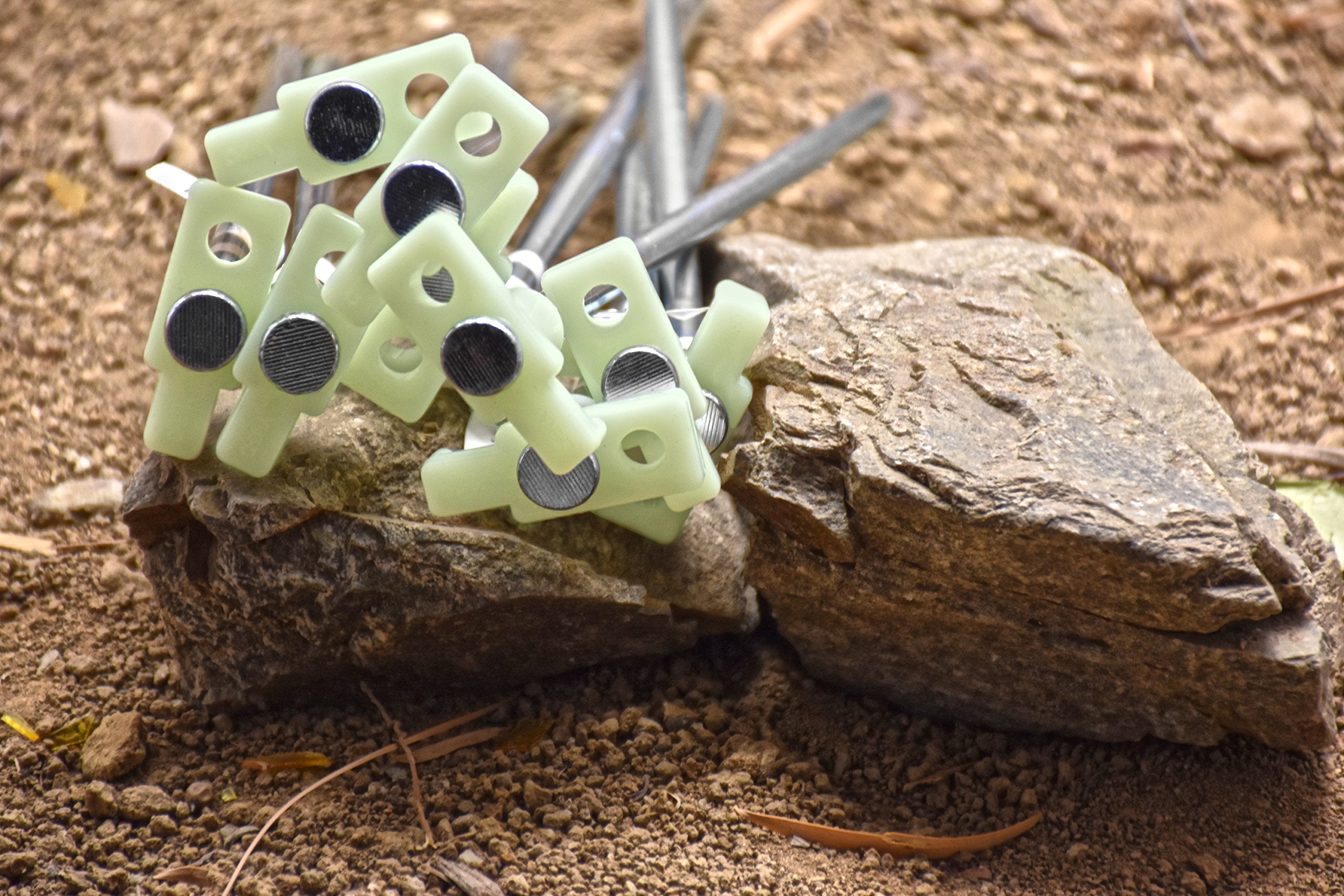 SE sturdy metal tent pegs with sharp square-cut tips for firm ground.