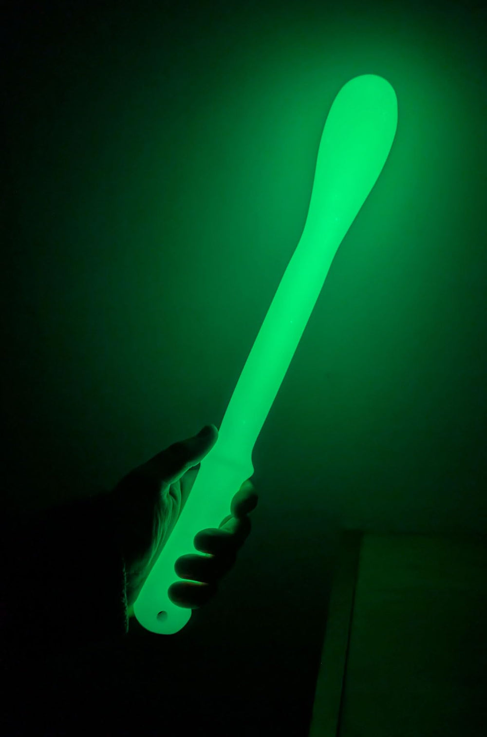SE 16.75-inch thumper bat with glow visibility for nighttime use.
