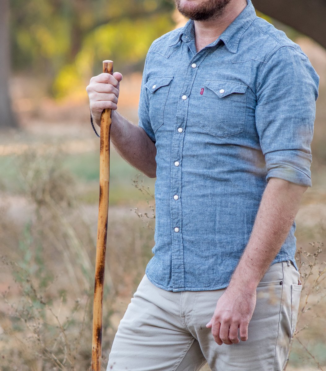SE wooden walking stick carved texture highlights unique handcraft and grip comfort.