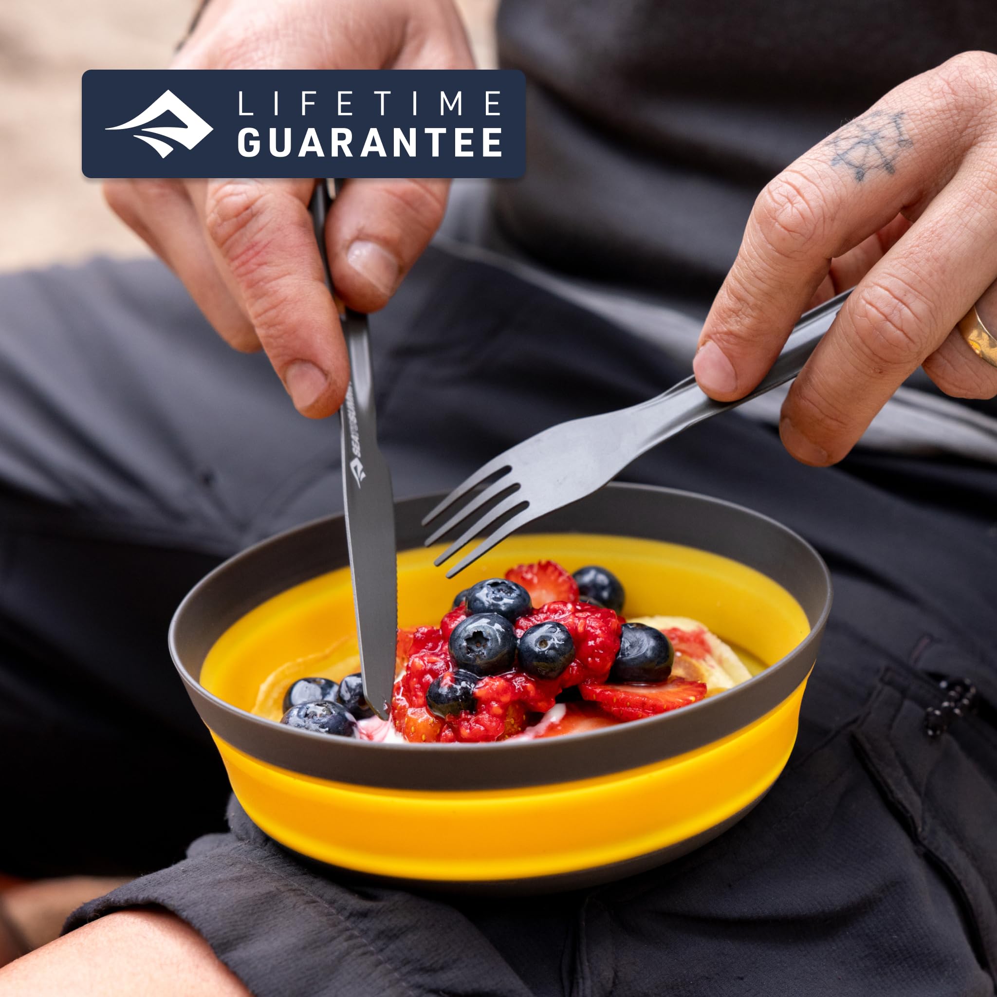 Sea to Summit Frontier dinnerware set beside the Frontier 2 L Pouring Pot.