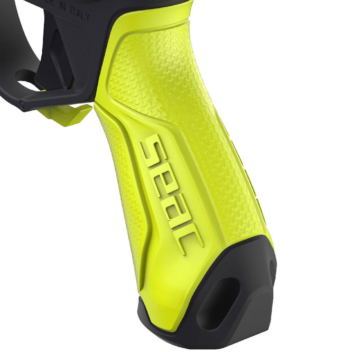 SEAC Asso S/R grip with gloves demonstrates versatile handling in cold water