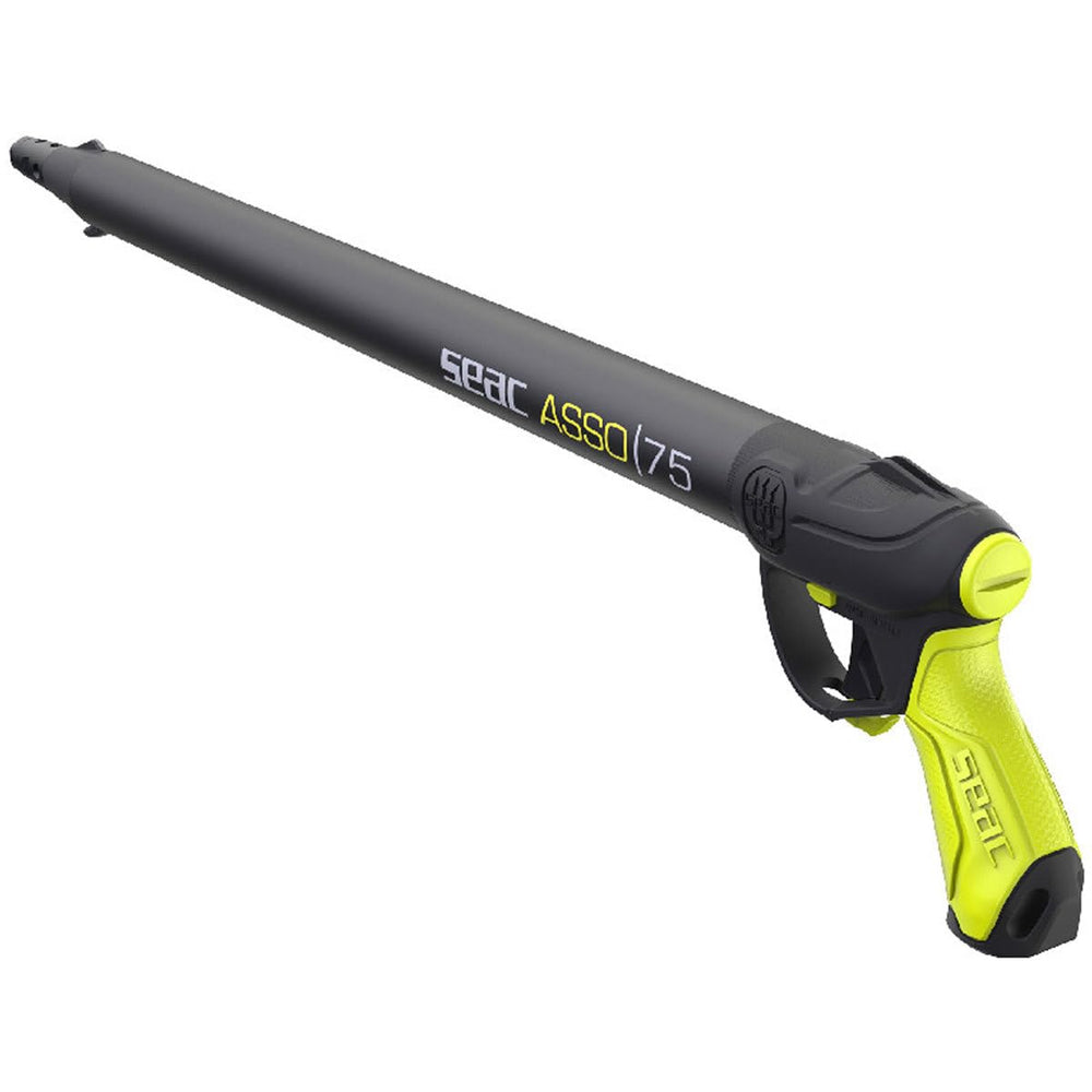 Seac Asso S/R rubber handle with gloves demonstrates stable grip.