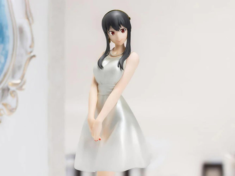 SEGA Yor Forger 19cm figure dynamic pose ideal for display.
