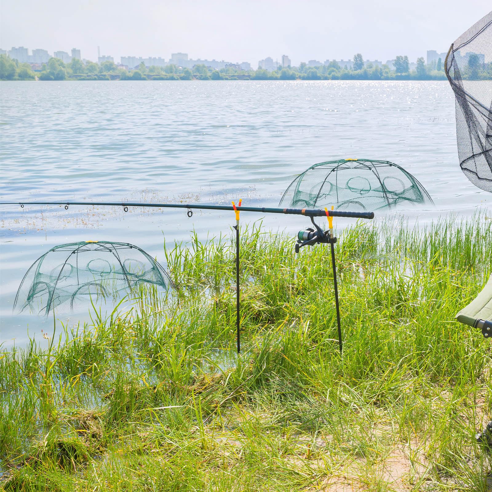 Compact folded traps with float rings for transport