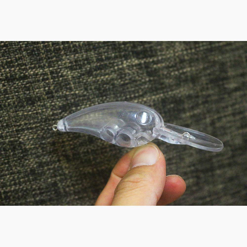 Shelt medium diving crankbait in action shows stable wobble to reach mid depth