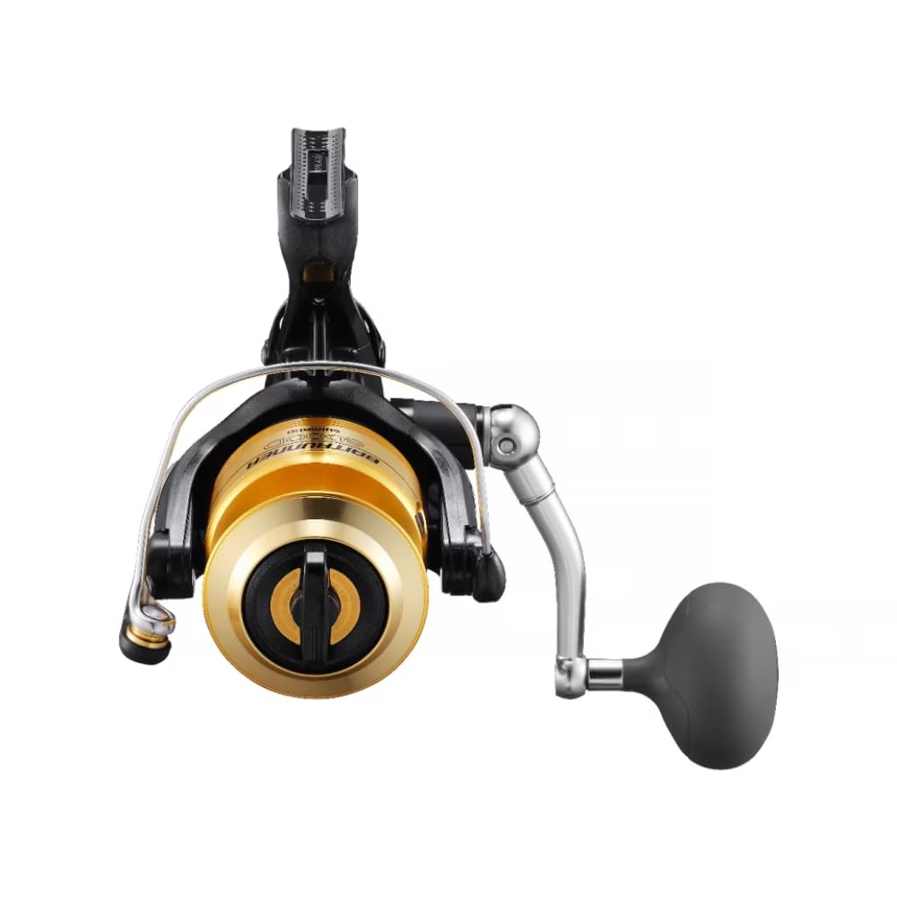 SHIMANO BAITRUNNER D in-boat casting shows balanced feel and controlled line output.