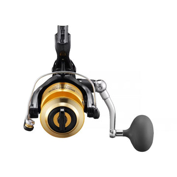 SHIMANO BAITRUNNER D in-boat casting shows balanced feel and controlled line output.