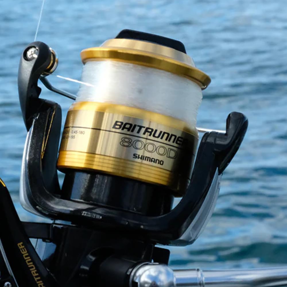 SHIMANO BAITRUNNER D live-bait setup illustrates quick free spool and stable contact.
