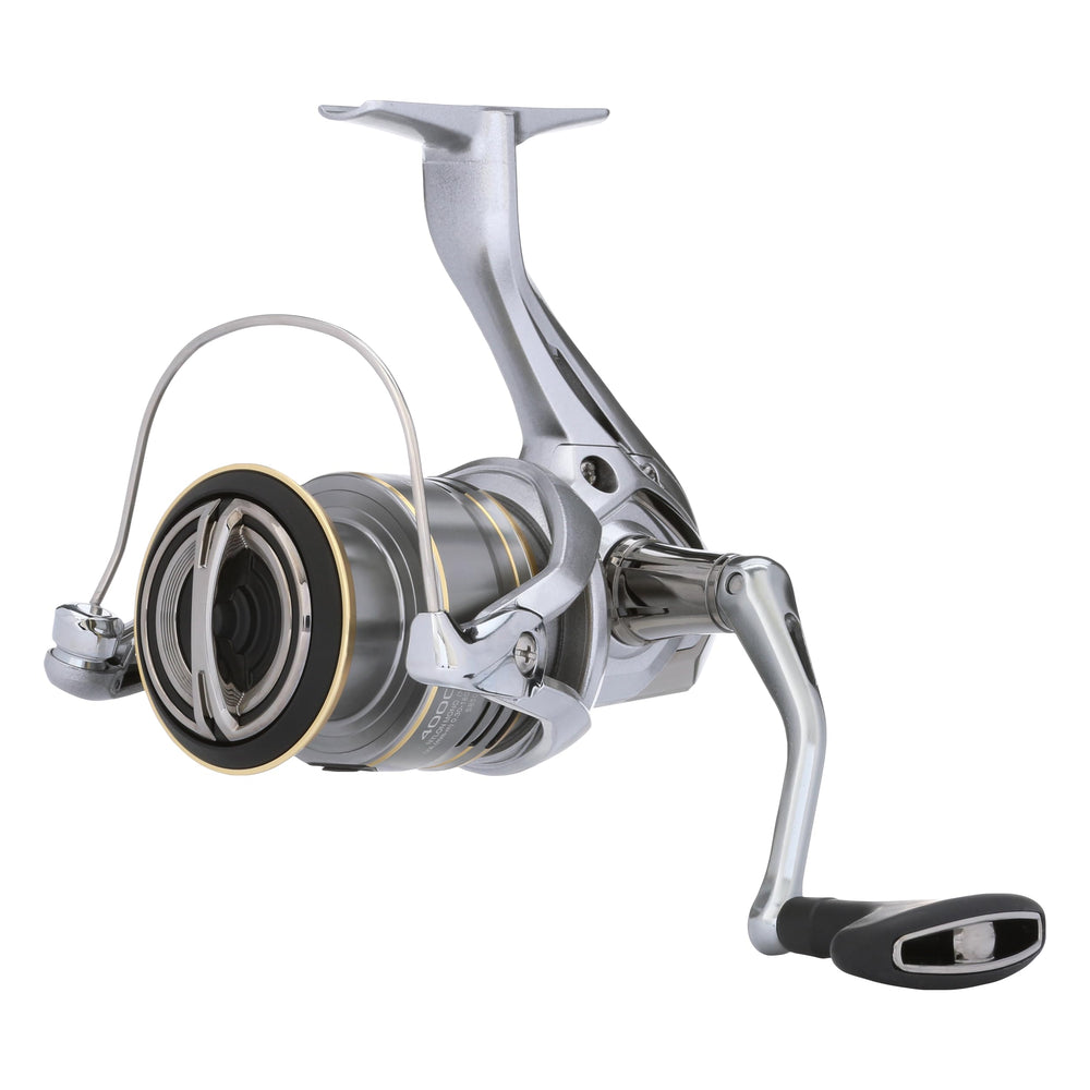 Shimano Sedona SE4000XGFJC in hand showcasing compact ergonomics for long casts.