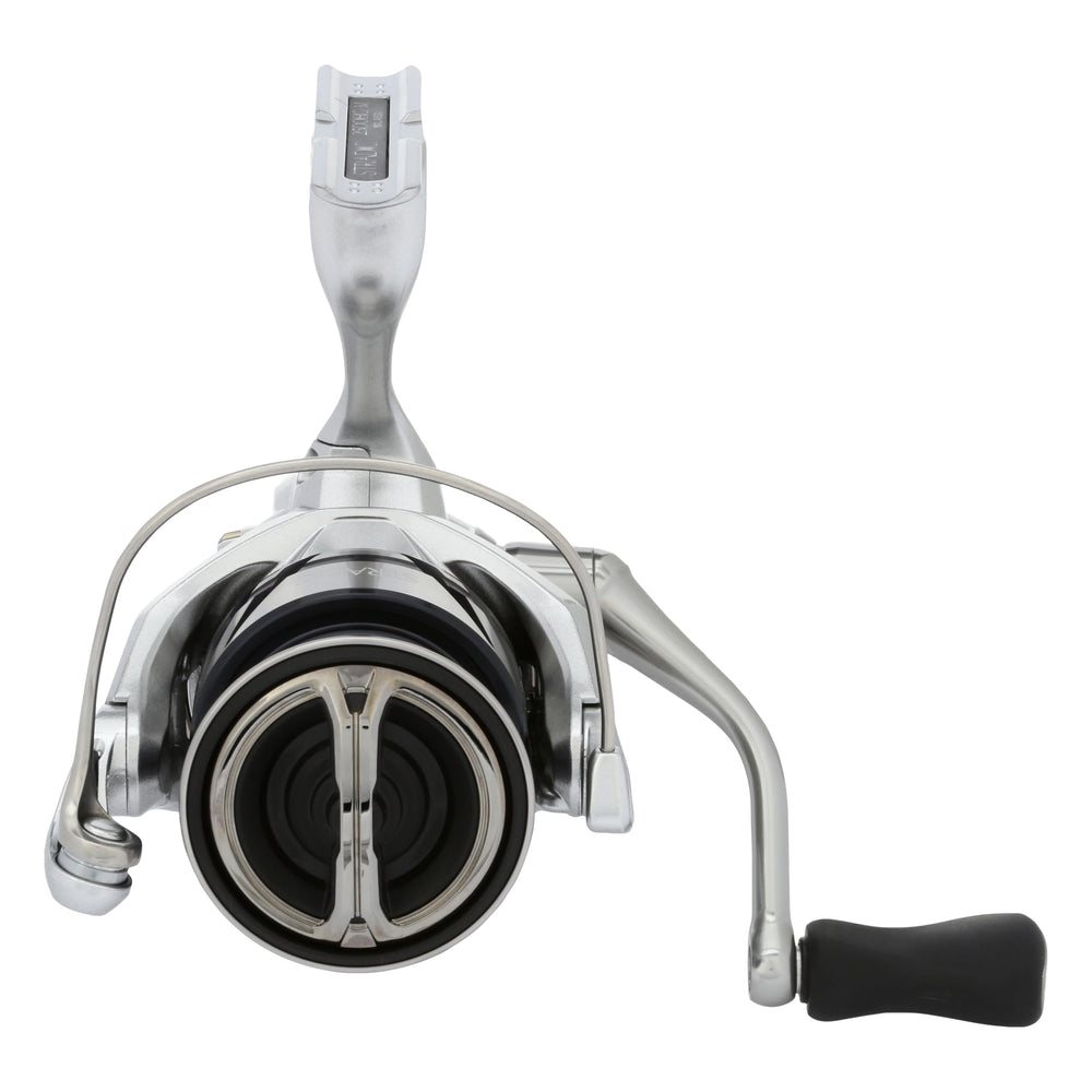 Shimano STRADIC ST2500HGFM spool detail highlights precision gearing for reliable retrieves.