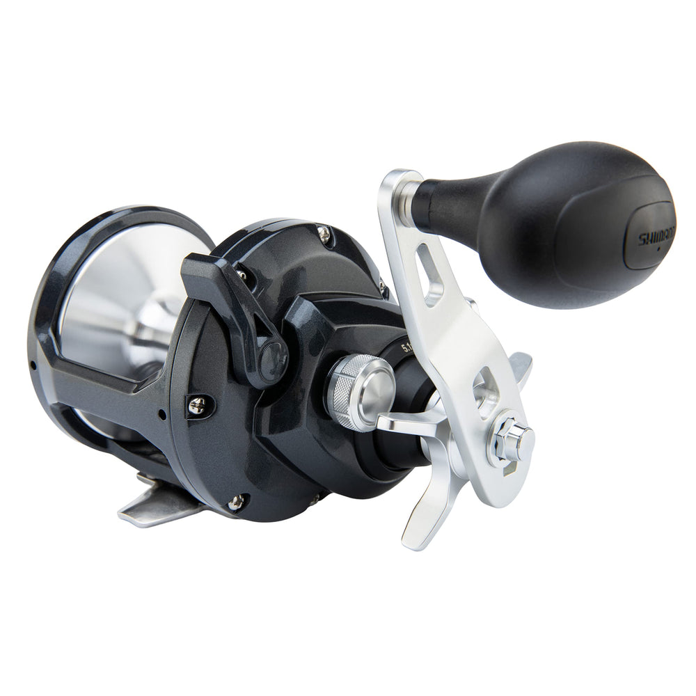 Shimano Tor30PGA reel in hand demonstrates comfortable grip and balance.