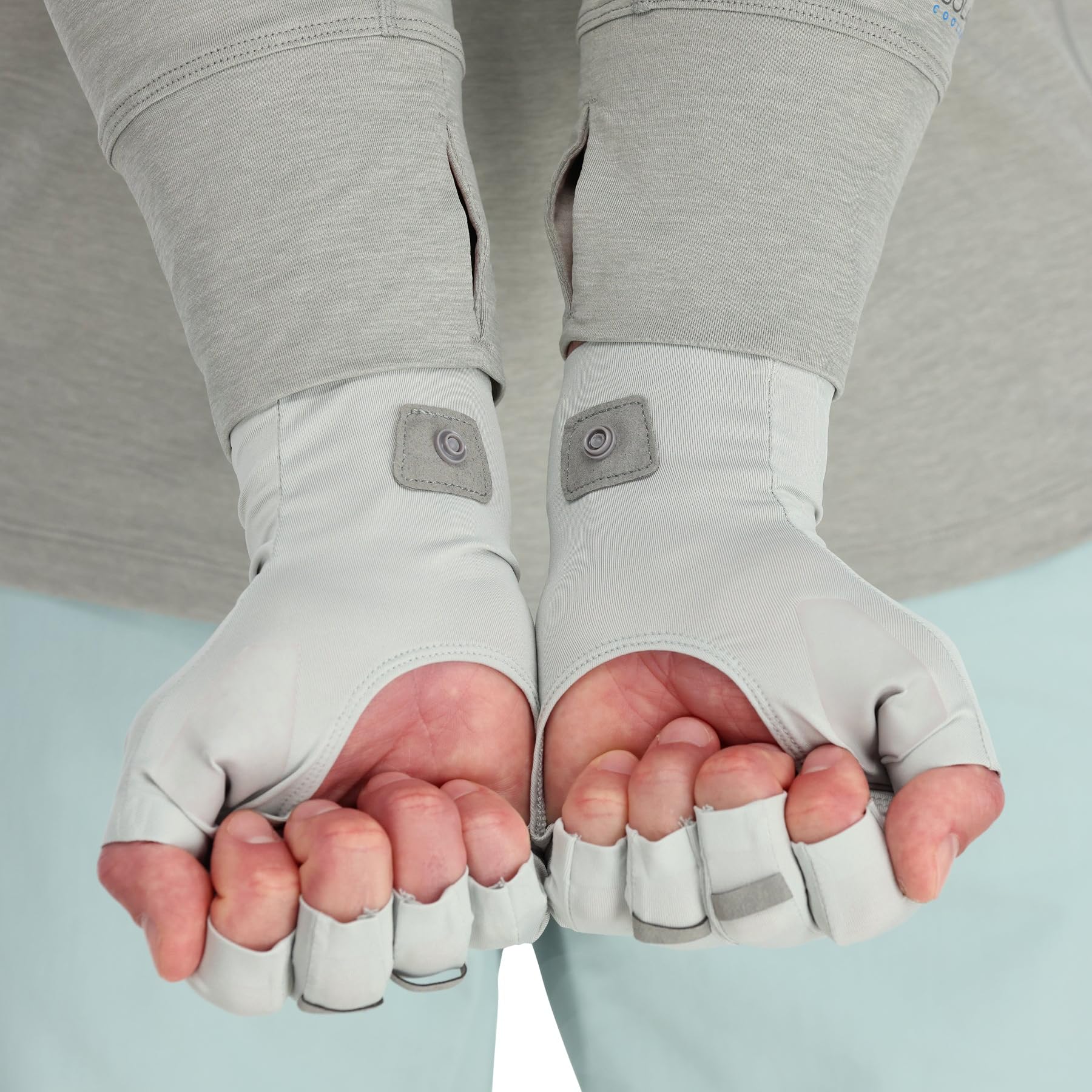 Simms SolarFlex open-finger design offers breathable comfort throughout the day.