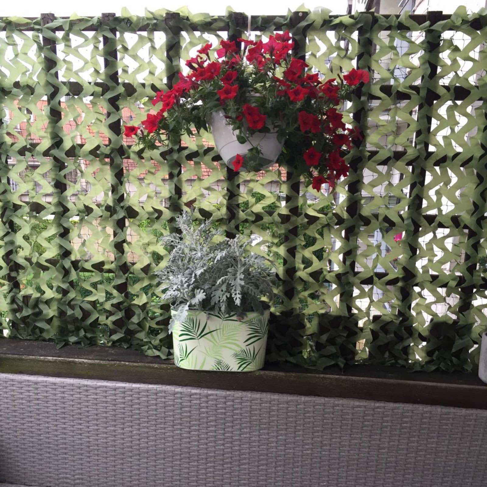 Sitong green camo netting blends with natural backgrounds for sunshade setups.