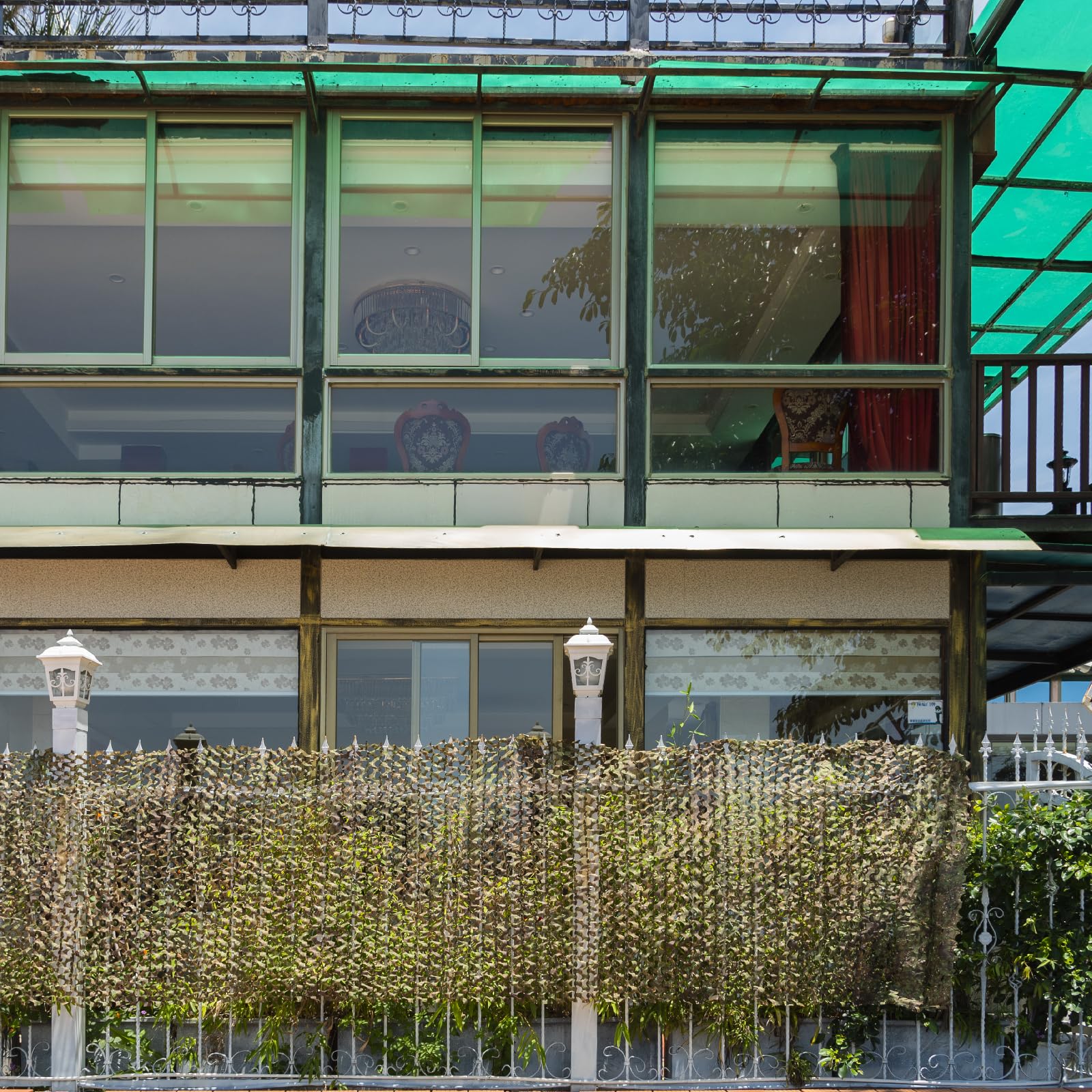 Sitong camo netting green roll blends with greenery for field hides and decorative screens.