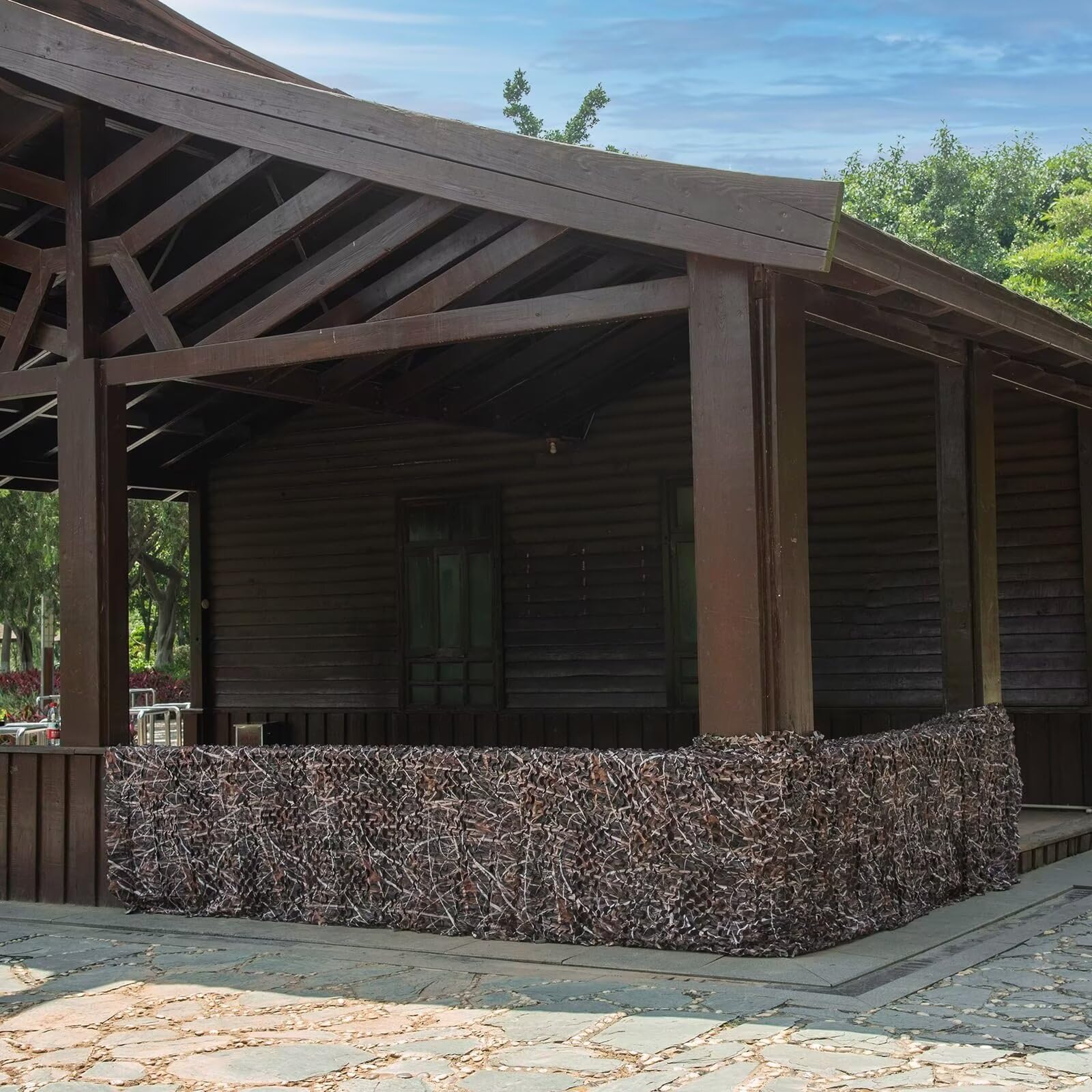Sitong camo netting woodland roll blends with forest backgrounds.