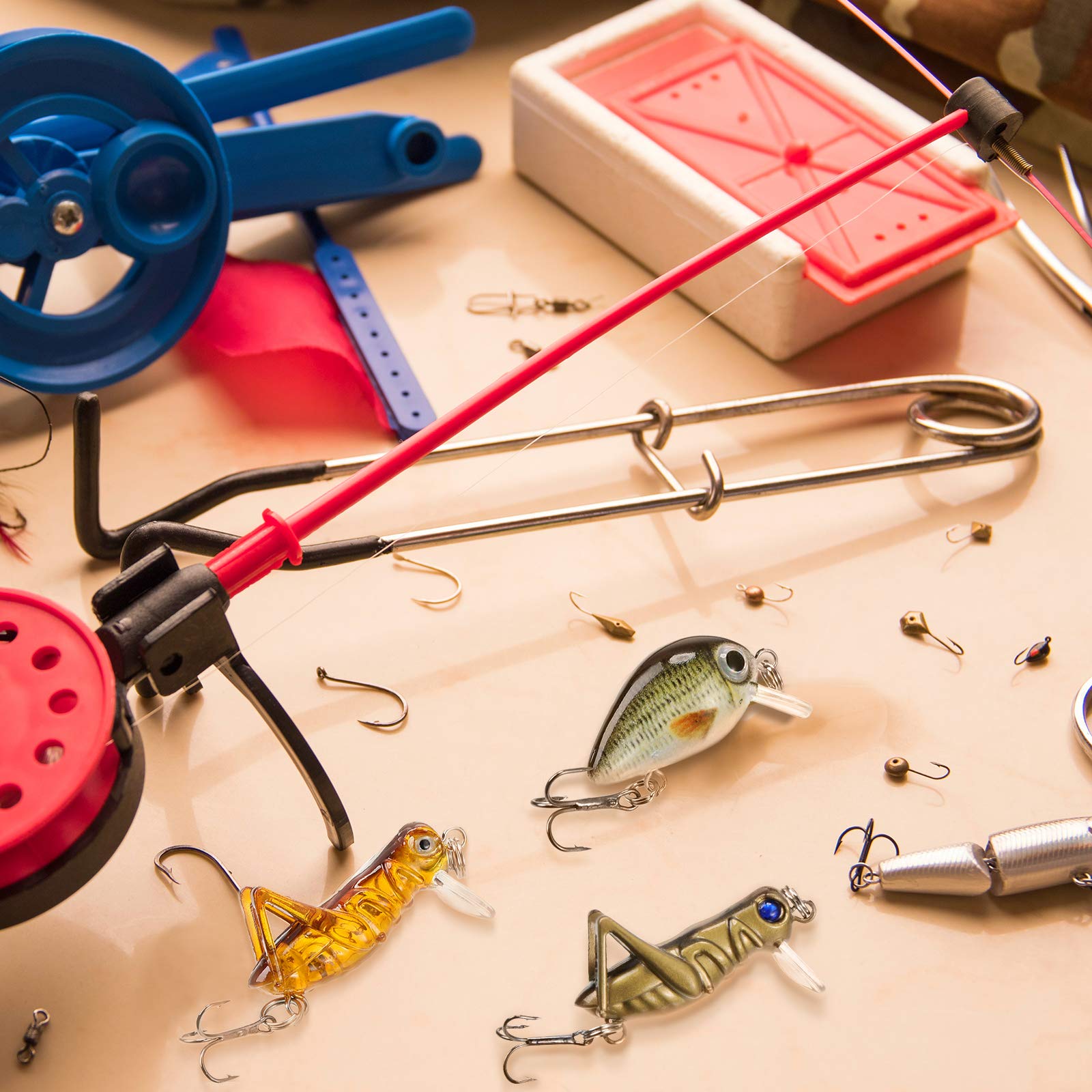 Lure with built-in steel balls for water vibrations