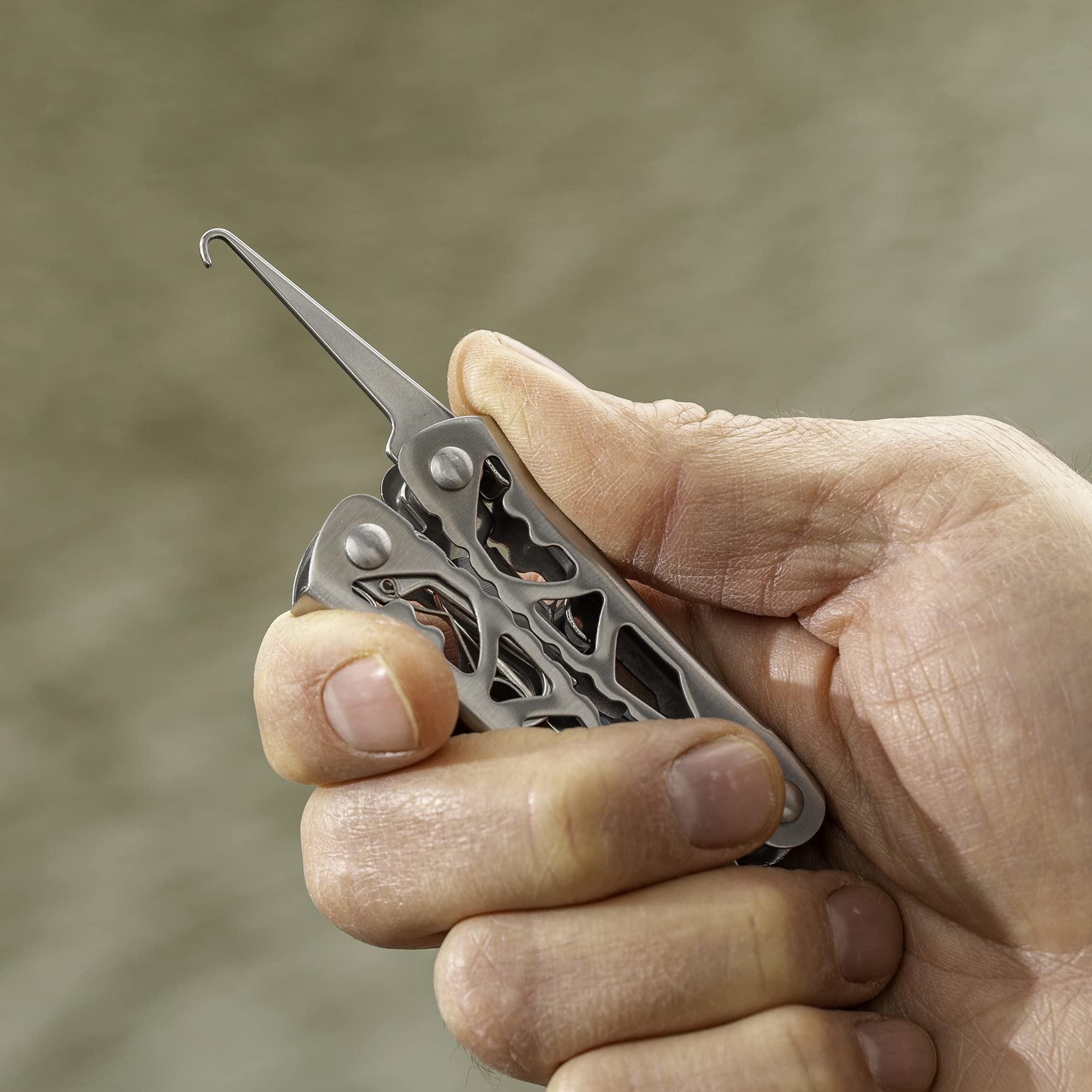 Smith's Caprella compact design fits pockets and tackle boxes easily