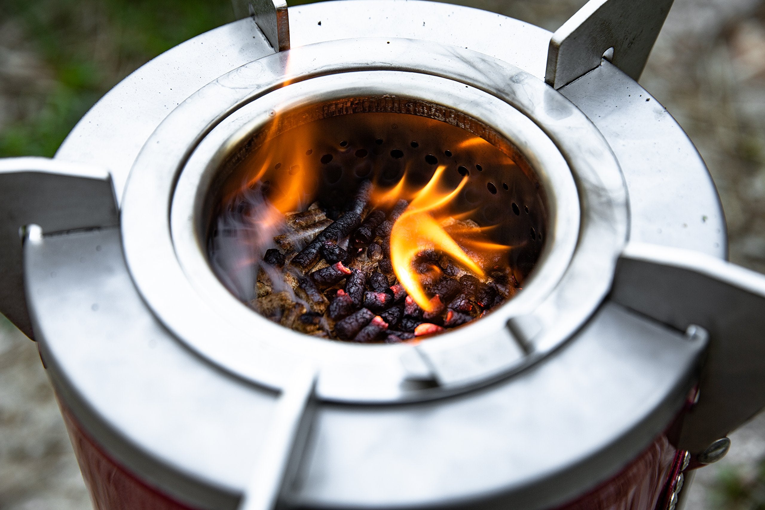 Smokehouse Moto internal battery USB charge keeps the fan powered in outdoor settings.