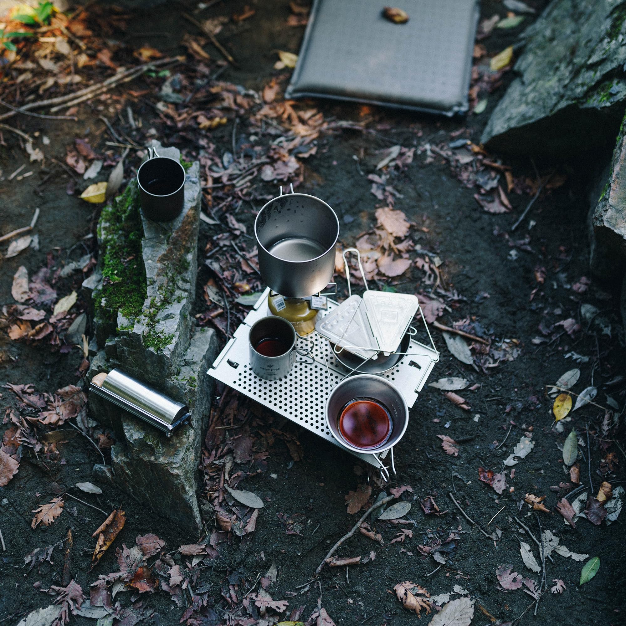 Snow Peak Ozen Solo Table SLV-171 can function as a windscreen for small stoves.