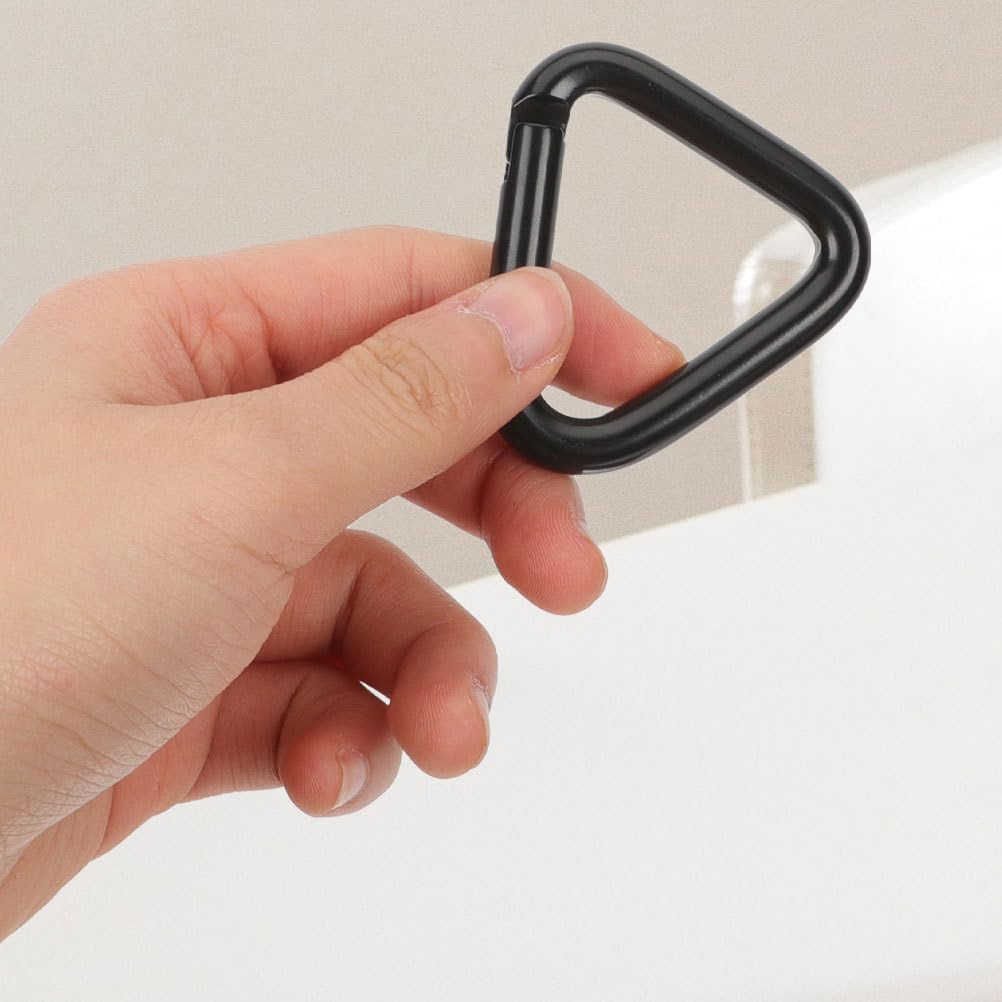 Sosoport lightweight carabiner for gym use, easy to clip and remove.