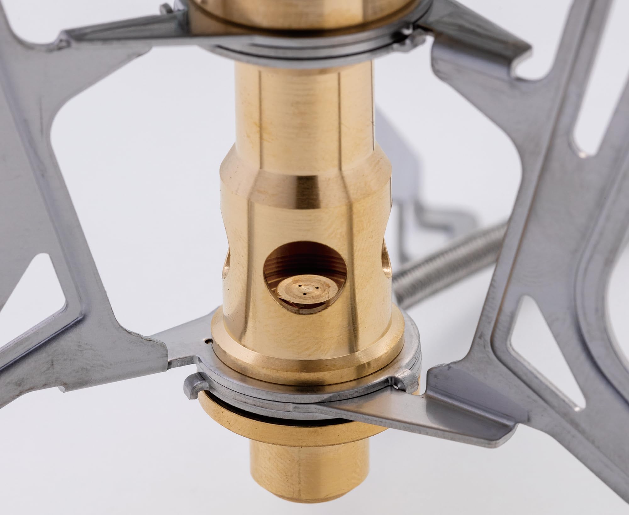 SOTO Fusion Trek detachable design demonstrates easy attachment to gas canisters for quick setup.
