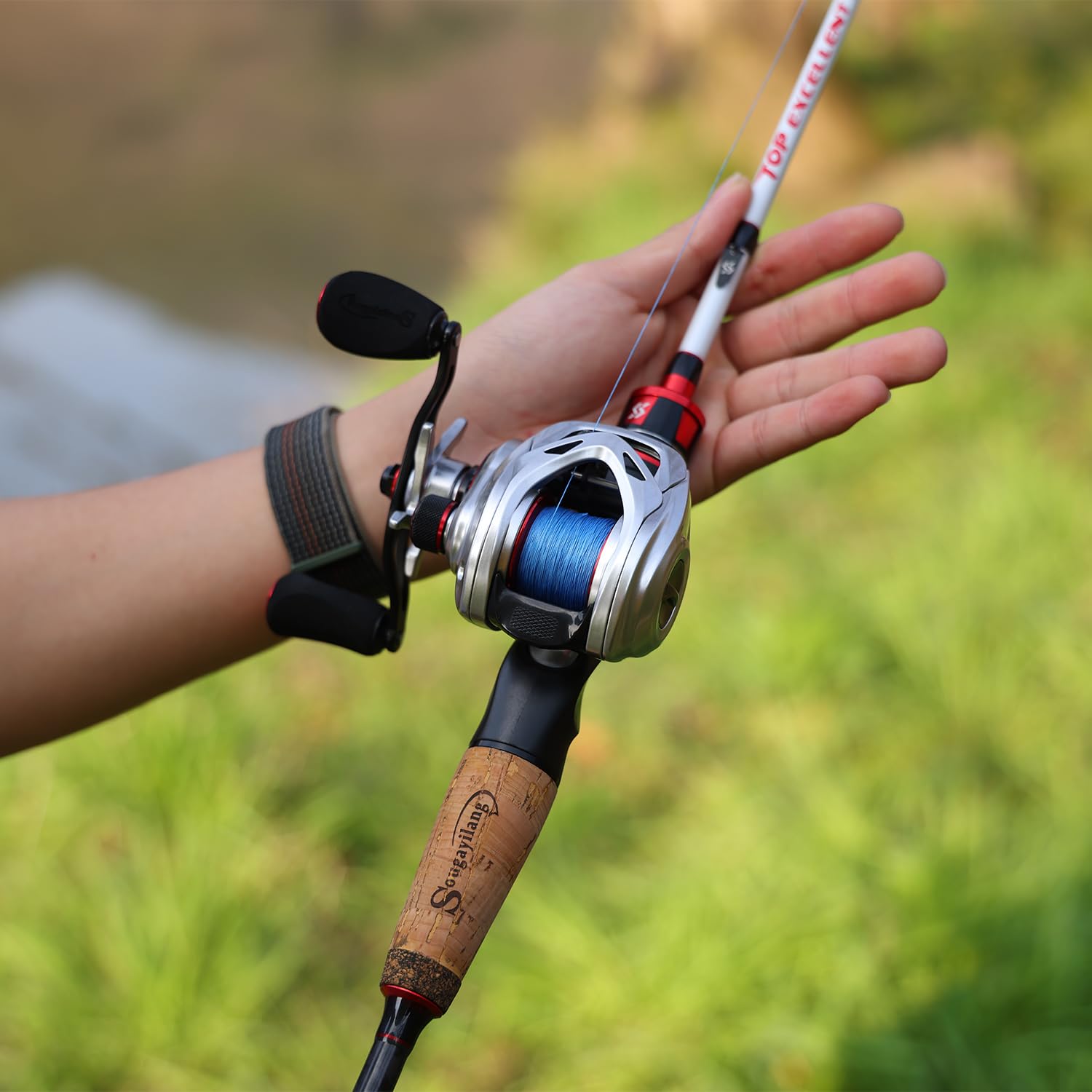 Sougayilang baitcaster packaging showcases a portable, ready-to-fish setup.