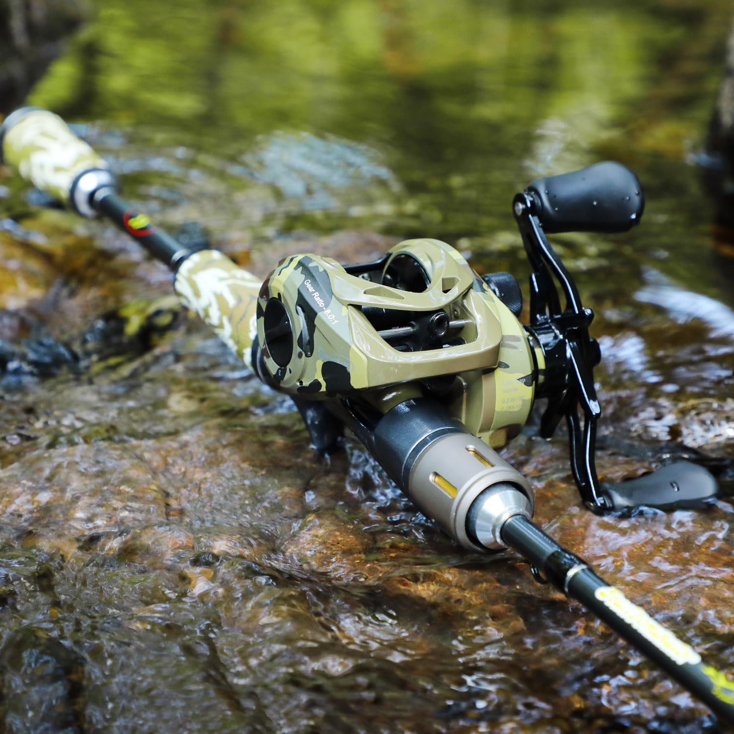 Sougayilang baitcaster split rear handle enhances comfort and reduces fatigue.