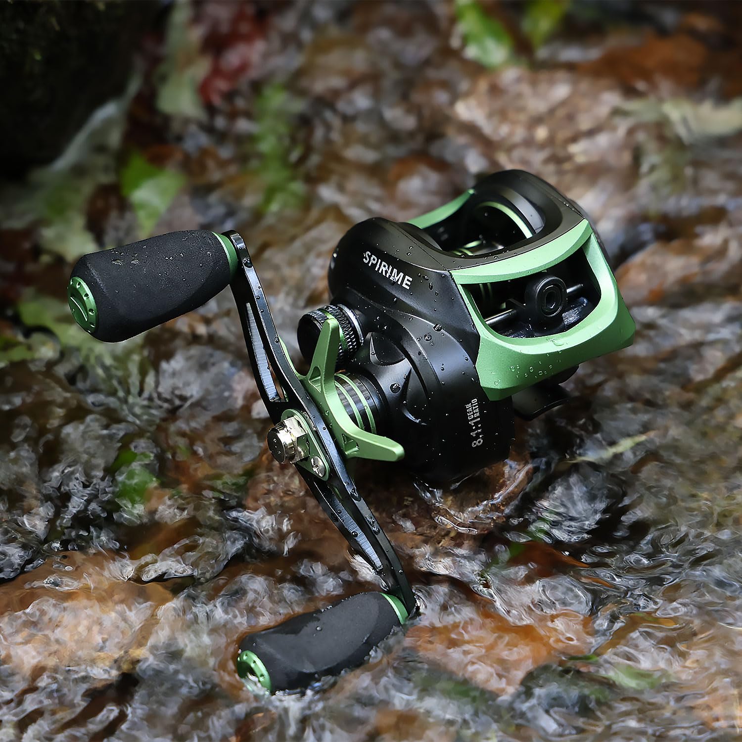Low-profile lightweight frame of baitcasting reel
