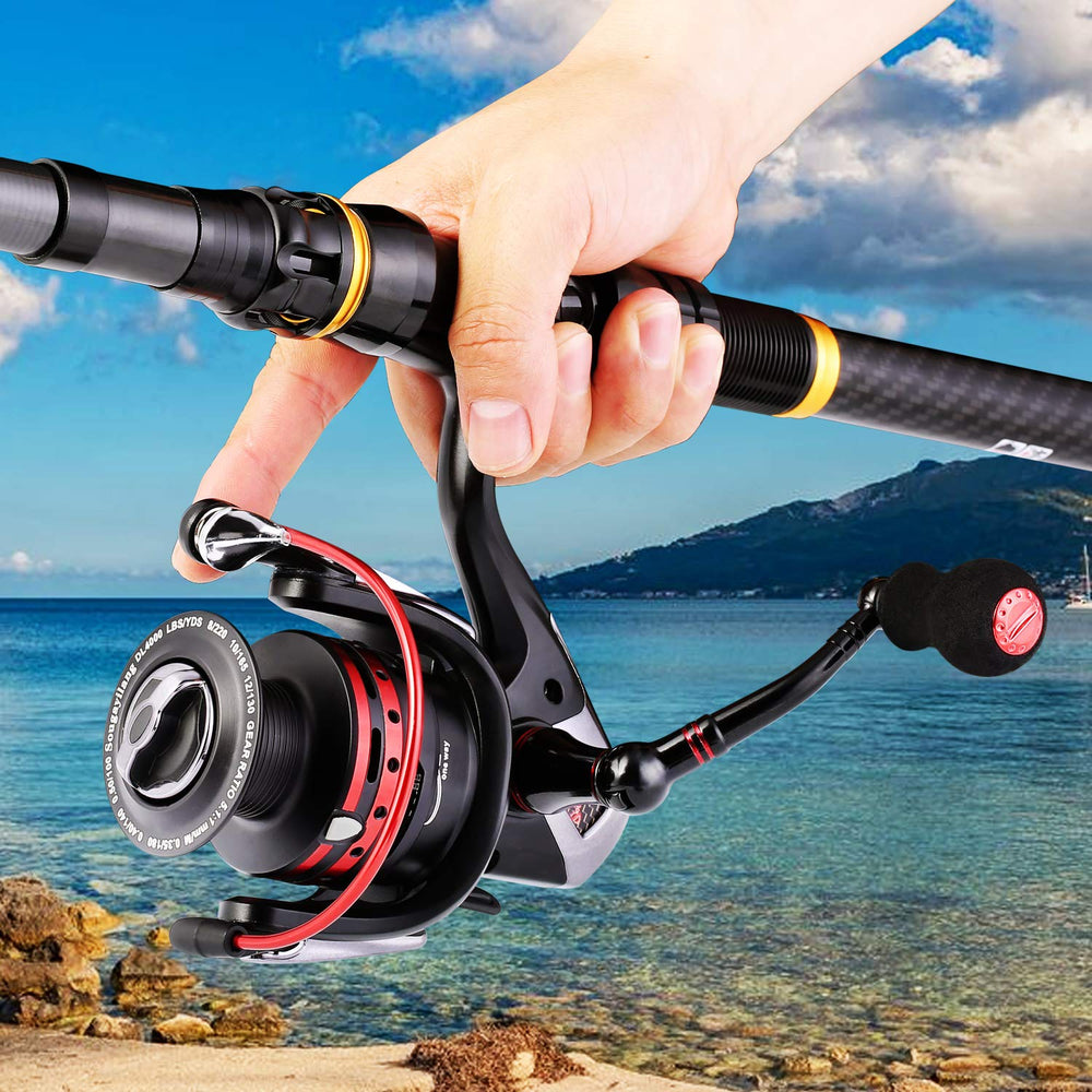 Lightweight portable spinning reel suitable for travel