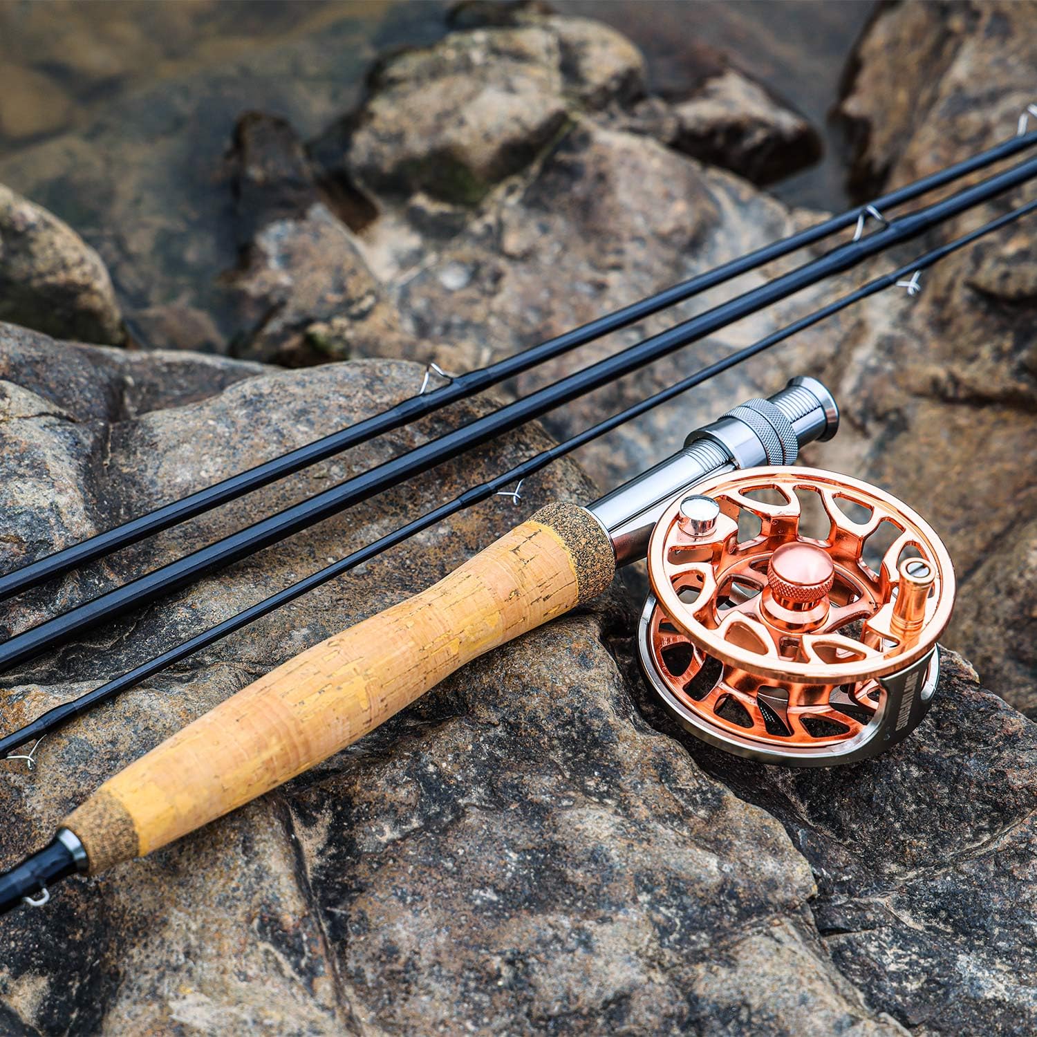 Sougayilang fly box with 12 flies demonstrates ready-to-fish versatility.