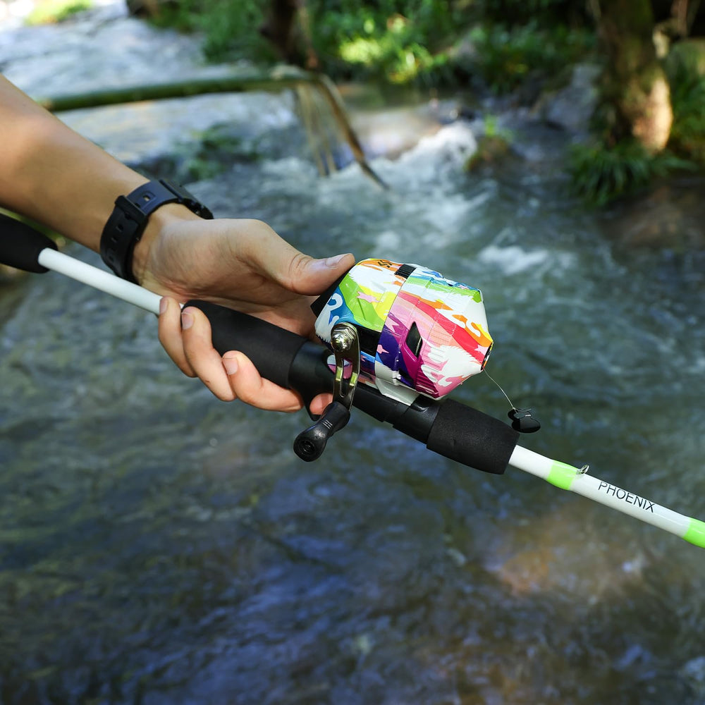 Built-in bite alarm on spincast reel