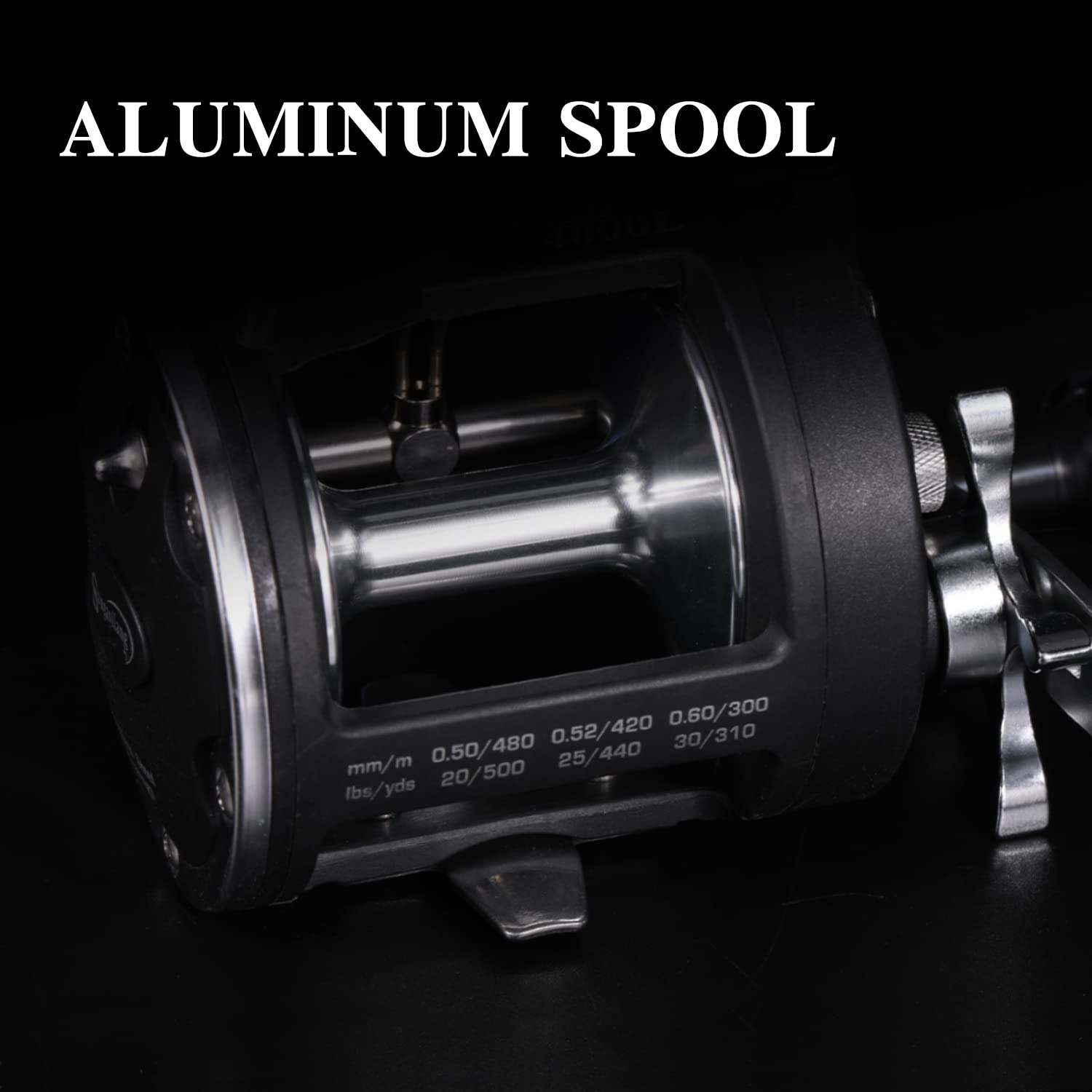 Compact trolling reel held in hand – size 30/4000