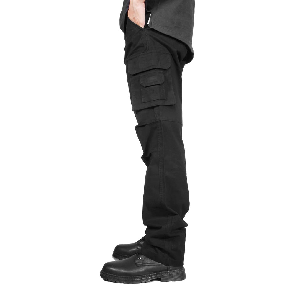 Soulsfeng mens black cargo pants side pocket close-up highlighting secure storage.