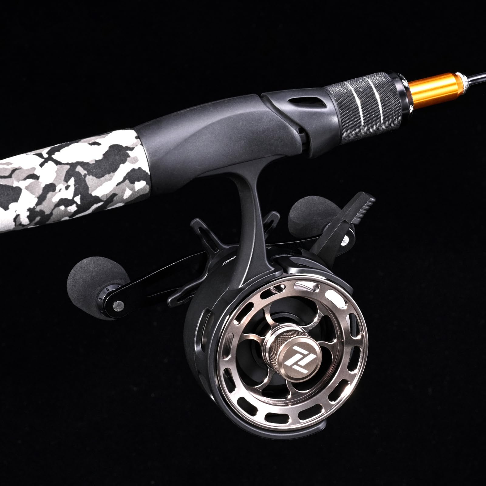 SOUUXIU portable ice fishing reel is compact and easy to carry.